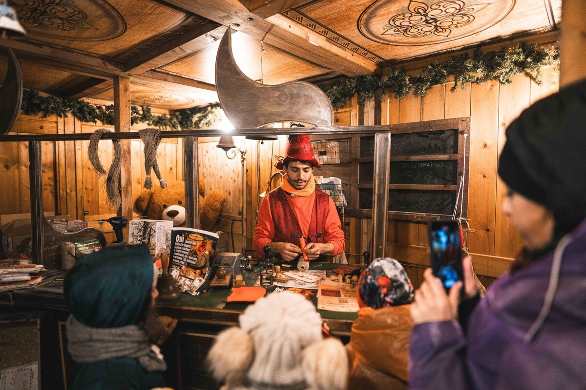 Locandina: Villaggio Incantato di Babbo Natale - Piazza Dante