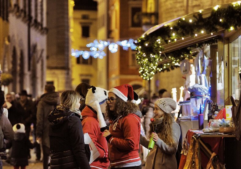 Locandina: Mercatino di Natale di Trento del Volontariato e della Solidarietà